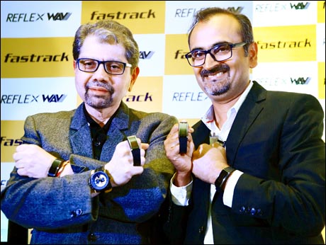 fastrack gesture band